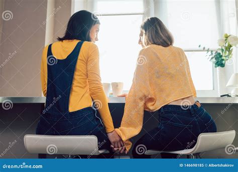 twee lesbiennes die een snack in de ochtend hebben stock afbeelding image of toevallig drank