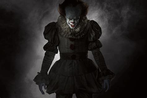 Pennywise The Killer Clown From It Full Costume Revealed