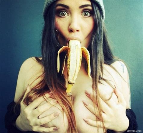 Голые сиськи и банан во рту Эротический блог Фотографии голых девушек