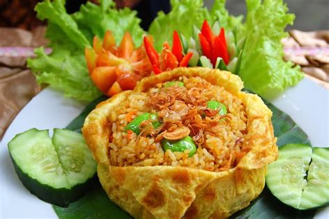 Ayam goreng is an indonesian and malaysian dish consisting of chicken deep fried in oil. 8 RESEP NASI GORENG SPECIAL KELAS RESTORAN BERBINTANG | Valkinz Blog