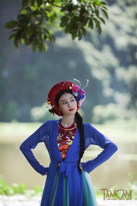 Áo dài từ cổ buông xuống dưới đầu gối trên sân khấu truyền thống, áo tứ thân dùng cho các vai nữ nông thôn, thường may bằng vải màu. Sao Việt diện áo tứ thân: Lan Ngọc - Nhã Phương "bất phân ...