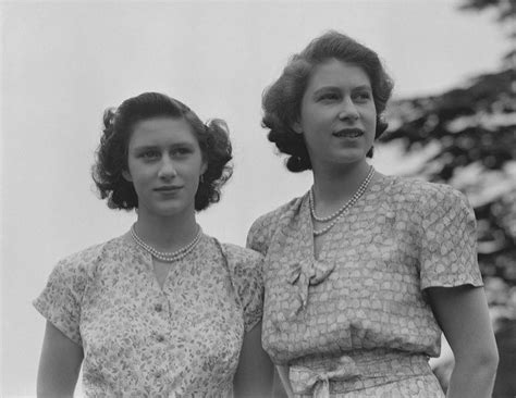 31 Photos Of Queen Elizabeth And Princess Margaret Being Pyts