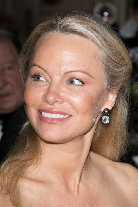 we barely recognize pamela anderson with her fresh faced new look huffpost uk style and beauty