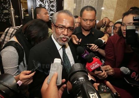 Najib's lawyer, tan sri muhammad shafee abdullah, argued that the amendment would change the position of the prosecution's case. Panas Ni....Hakim Tarik Diri Dengar Rayuan Muhammad Shafee