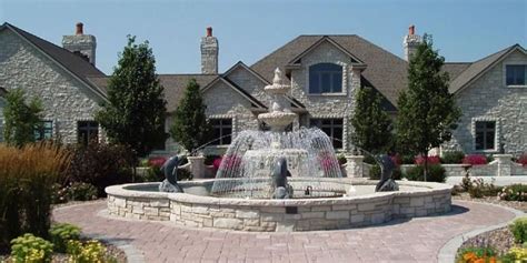 Circular Driveway With Fountain With Images Large Outdoor Fountains