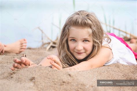 Little Girl Laying In The Sand By A Lake — Nature People Stock Photo