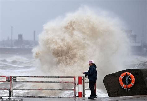 Ice And Flood Warnings As Storm Barra Lashes Britain With 80mph Gales And Heavy Rain Internewscast