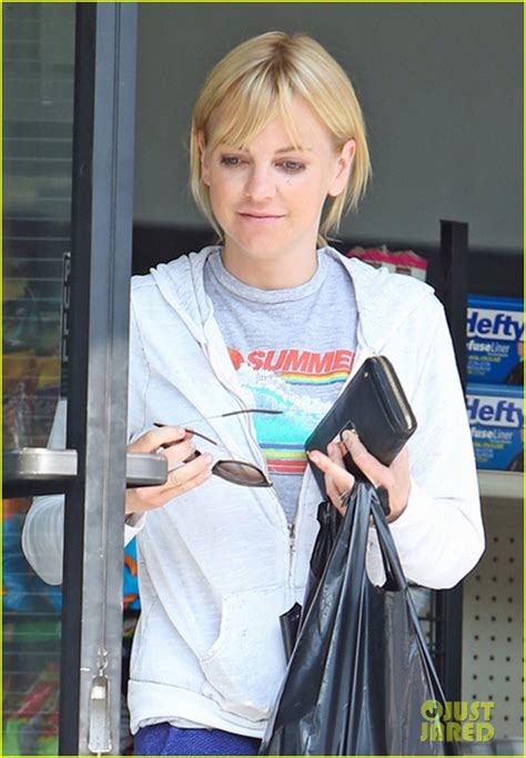 Full Sized Photo Of Anna Faris Keeps Comfy While Getting Some Shopping