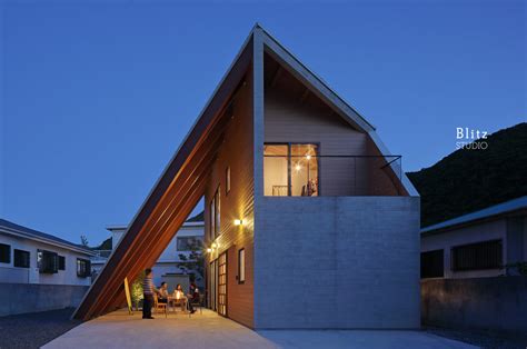 株式会社福岡銀行（ふくおかぎんこう、英称：the bank of fukuoka, ltd.）は、福岡県福岡市中央区に本店を置く、ふくおかフィナンシャルグループ傘下の地方銀行。 第十七国立銀行として創業し、戦時統制により福岡県内の銀行を統合する形で設立。 大屋根の家（鹿児島県奄美大島）│福岡の建築写真・竣工写真 ...