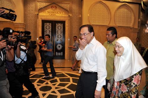 Klaim anwar harus dibuktikan melalui proses hukum dan sampai saat itu, pemerintahan saat ini masih tetap teguh, ujar muhyiddin dikutip business times. Hukuman Liwat: Anwar Fail Petisyen Rayuan - Semasa | mStar