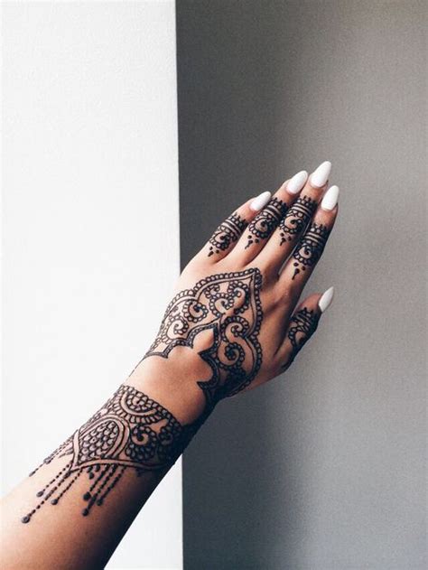15 Bellísimos Tatuajes De Henna Para Tus Manos
