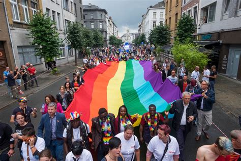 antwerpen krijgt enorme regenboog die s avonds oplicht voor antwerp pride foto hln be