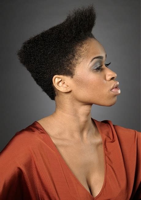 Bob haircuts for black women, the contrast looks very good. Afro curly hairstyles
