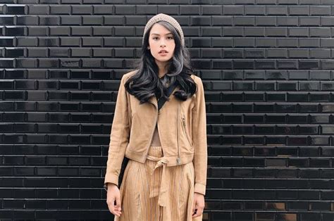 #kacamata hitam dan sepatu kets menggunakan hijab juga. Selama Ini Jauh dari Kabar Miring, Maudy Ayunda Justru ...