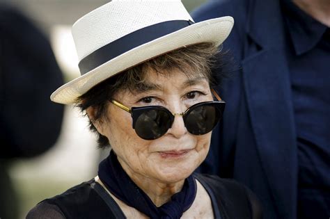 Yoko Ono La Viuda De John Lennon Fue Internada De Urgencia En Nueva York