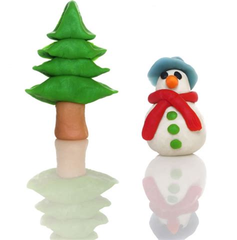 Atar un moño es una forma elegante, simétrica y visualmente placentera de terminar de envolver un regalo. Árbol de Navidad y muñeco de nieve de plastilina