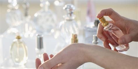 Memiliki wangi yang lembut dan tahan lama, minyak wangi ini akan memberikan kesan yang manis dan segar! 15 Pilihan Minyak Wangi Wanita Tahan Lama - De'Xandra