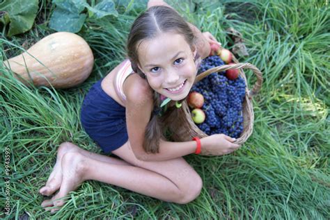 Preteen Girl With Basket Full Of Organic Grapes And Apples Stock Foto