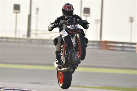 It provides 177 bhp power at 9500 rpm and. KTM 1290 Super Duke R 2017 review with specs and UK price ...