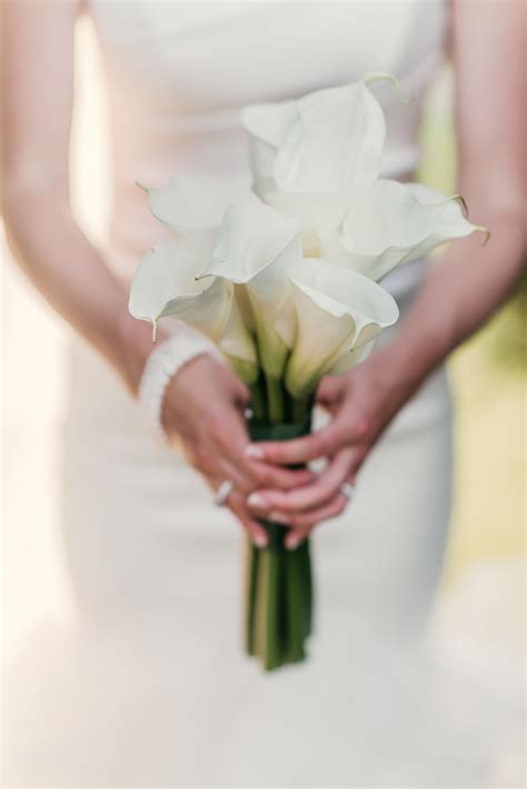 22 Lily Wedding Bouquets That Are Perfect For Spring Celebrations