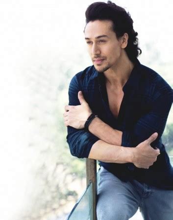 Tiger Shroff Shares Great Videos While Singing Song Newstrack English