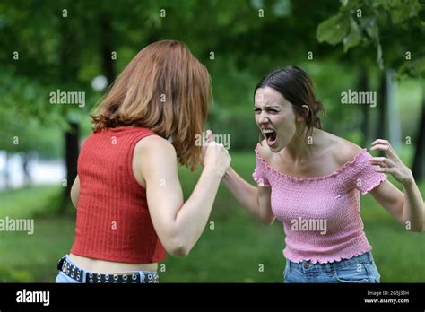 Teenage Girls Fighting Hi Res Stock Photography And Images Alamy