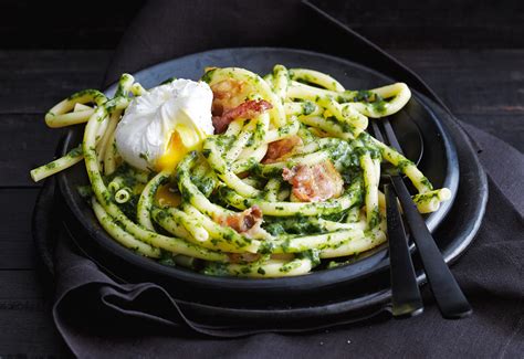 Spinat -Pasta mit Speck und Ei