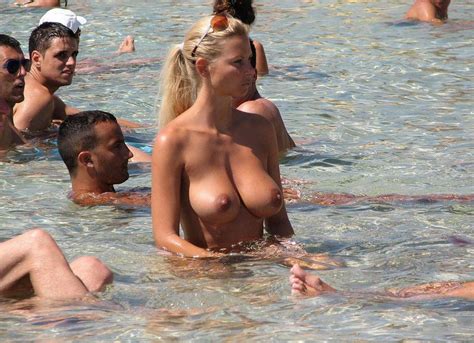 Candid Photos From The Topless Beach Industriesoftheatrocity