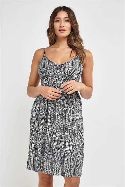 Buy marianne black midi dress on tv show normal people for 129.99 at lizdress.com, find marianne dresses and best celebrity dresses on tv for sale at affordable marianne black dress normal people is a cute celebrity day dress, featuring fit and flare silhouette with spaghetti straps. Printed Spaghetti Strap Midi Dress - Just $3