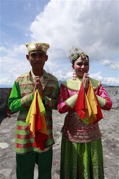 Kemewahan Kesultanan Ternate Dalam Baju Adat Ternate Indonesia Kaya