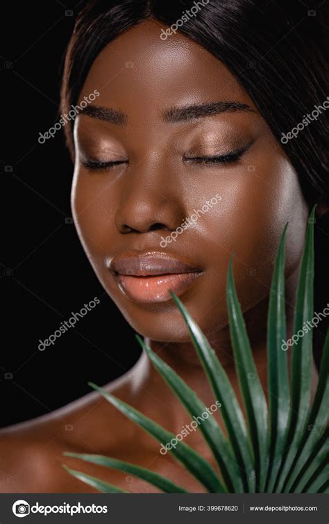Mujer Desnuda Afroamericana Con Los Ojos Cerrados Hoja Palma Verde Foto De Stock