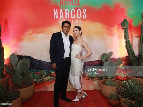 Tessa Ia And Tenoch Huerta Pose During Netflix Narcos Cocktail Party Nachrichtenfoto Getty