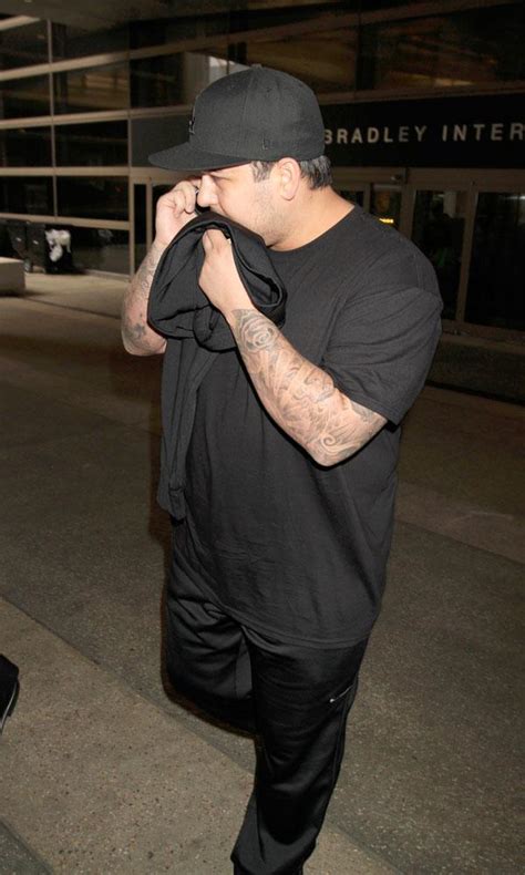 rob kardashian finally resurfaces on instagram—and he s shirtless