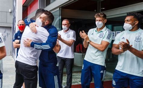 Ist ein jähriger der in pes 2021 eine gesamtbewertung von hat. Sergio Busquets welcomed back warmly by Spanish teammates at Las Rozas - Football Espana