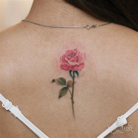 Pink Rose Tattoo On The Upper Back Meninas Com Tatuagem Tatuagens
