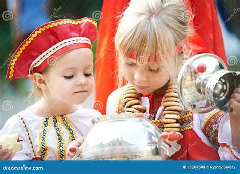 Deux Filles Dans Des Costumes Nationaux Russes Avec Le Samovar Photo Stock Image Du Drôle