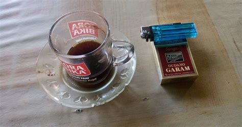 Sorotan guntur itu diutarakan dalam acara persatuan alum gerakan mahasiswa nasional indonesia (pa gmni), jumat 18 juni 2021. Foto Kopi Hitam Dan Rokok Surya - Doni Gambar