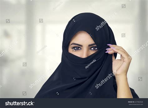 beautiful muslim girl wearing burqa closeup stockfoto nu bewerken 227082028