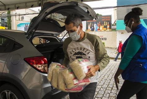 Solidária população usa drive thru para doar alimentos e roupas Prefeitura de Curitiba