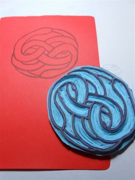 La historia avanza y los protagonistas evolucionan, por otro lado, si especificamos la trama en general, es muy parecida a muchos libros juveniles que se. Auryn la historia interminable - hand carved Auryn rubber ...