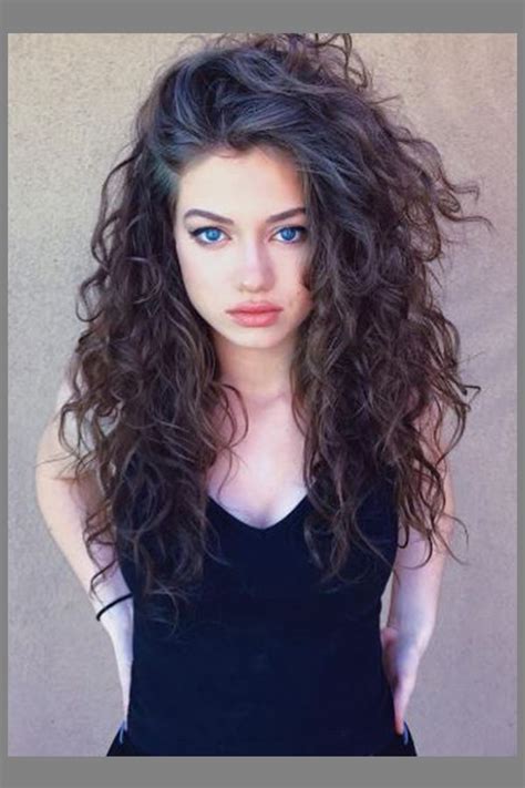 Beautifull Long Medium Natural Curly Hairstyle For Womens With Black