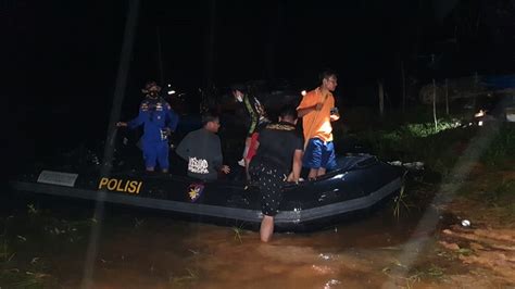 Tim Sar Evakuasi Masyarakat Terdampak Banjir Dan Distribusikan Bantuan