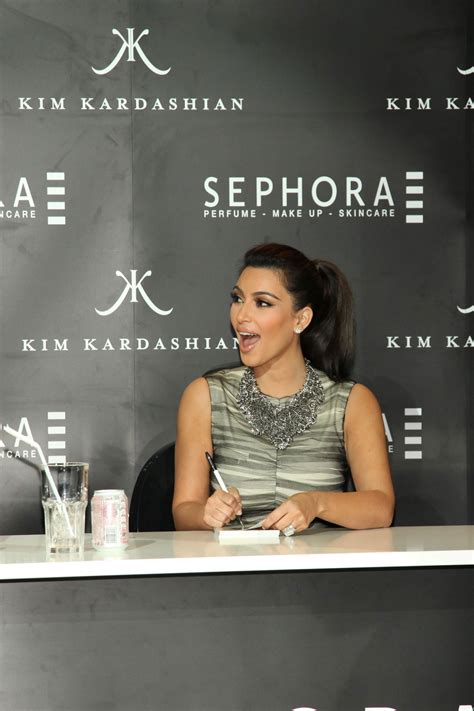 Kim Kardashian Signs Autographs At Dubai Mall Hawtcelebs