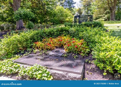 Gravesite Of Boxing Great Muhammad Ali Editorial Image Image Of Celebrities Headstone 302178380