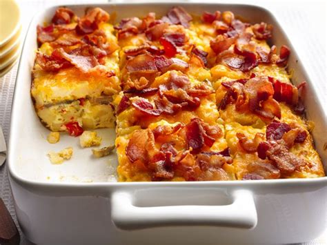 This super easy and completely craveable overnight, slow cooker breakfast casserole is going to be your new best friend! Bacon and Hash Brown Egg Bake | Quick & Easy Recipes