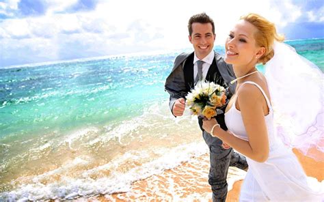 It's no secret that men and women express their feelings differently. Man-Woman-Wedding-Photos-sea-beach-love couple-HD ...