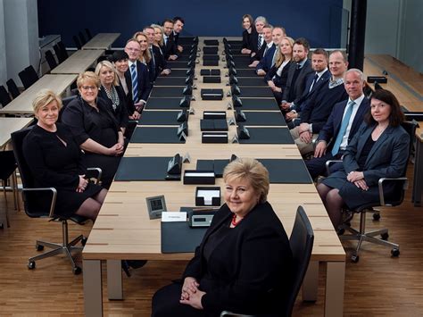 Regjeringen ledes av statsministeren og består av en rekke ministere (statsråder) som har ansvar for hvert sitt departement. Regjeringen Solberg - regjeringen.no