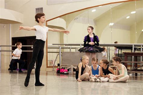 bailarines de ballet de niños ensayan una representación teatral foto de stock y más banco de