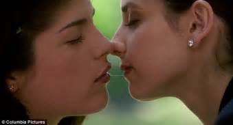 Sarah Michelle Gellar And Selma Blair Recreate Cruel Intentions Kiss At