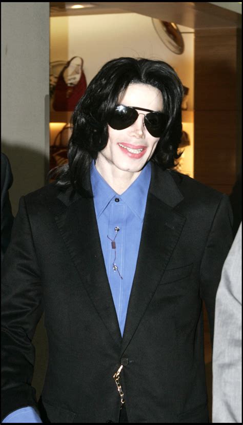 Photo Michael Jackson à Laéroport De Londres Heathrow Le 21 Mars